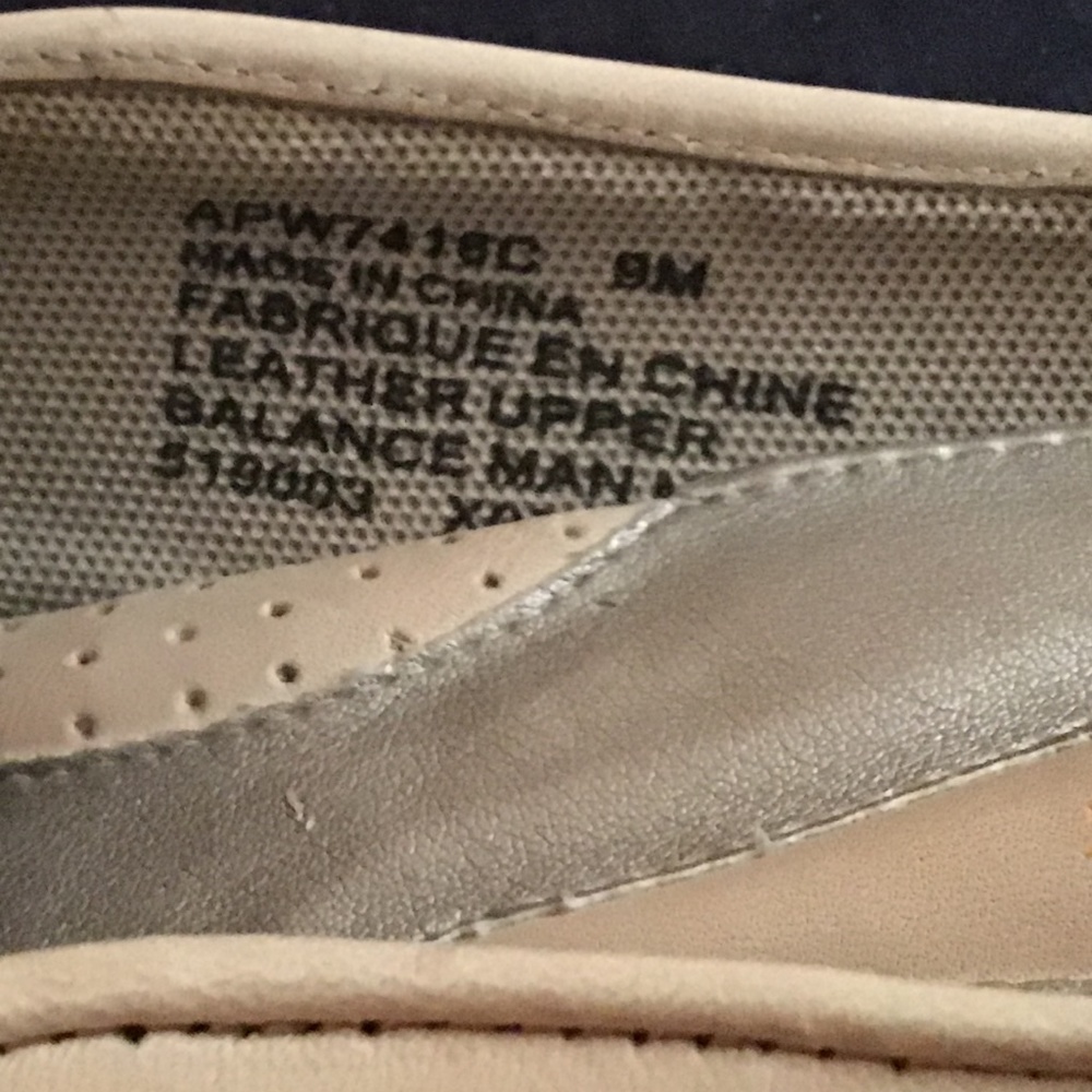 Women’s Rockport Leather shoe(off white color) - Picture 8 of 11